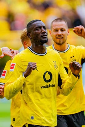 1. Bundesliga, 3. Spieltag, Borussia Dortmund vs. SC Paderborn 07 am 12.09.2026 VAR beim Tor zum 2:0 durch Serhou Guirassy mit Fabio Silva Nico Schlotterbeck *** Bundesliga 1, Matchday 3, Borussia Dortmund vs. SC Paderborn 07 on September 12, 2026: VAR review of Serhou Guirassy’s 2-0 goal, involving Fabio Silva and Nico Schlotterbeck Copyright: xBahhoxKarax
