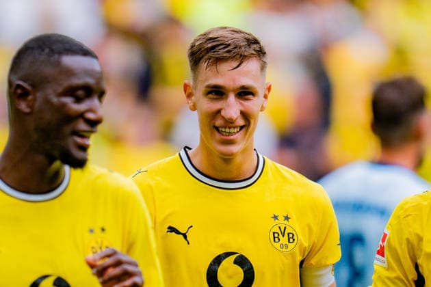 1. Bundesliga, 3. Spieltag, Borussia Dortmund vs. SC Paderborn 07 am 12.09.2026 VAR beim Tor zum 2:0 durch Serhou Guirassy mit Fabio Silva Nico Schlotterbeck *** Bundesliga 1, Matchday 3, Borussia Dortmund vs. SC Paderborn 07 on September 12, 2026: VAR review of Serhou Guirassy s goal to make it 2-0, featuring Fabio Silva and Nico Schlotterbeck Copyright: xBahhoxKarax