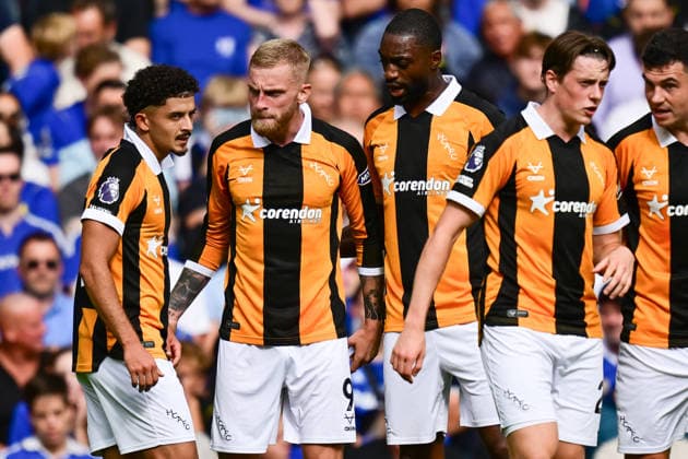 Chelsea v Hull City, Premier League GOAL Hull City forward Mohamed Belloumi (10) (L) scores a goal and celebrates with The Hull City players 1-1 during the Premier League match between Chelsea and Hull City at Stamford Bridge, London, UK on 12 September 2026. London Stamford Bridge Greater London UK Editorial use only DataCo restrictions apply See www.football-dataco.com , Copyright: xDennisxGoodwinx PSI-24862-0025