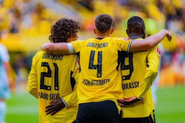 1. Bundesliga, 3. Spieltag, Borussia Dortmund vs. SC Paderborn 07 am 12.09.2026 VAR beim Tor zum 2:0 durch Serhou Guirassy mit Fabio Silva Nico Schlotterbeck *** Bundesliga 1, Matchday 3, Borussia Dortmund vs. SC Paderborn 07 on September 12, 2026: VAR review of Serhou Guirassy s goal to make it 2-0, involving Fabio Silva and Nico Schlotterbeck Copyright: xBahhoxKarax