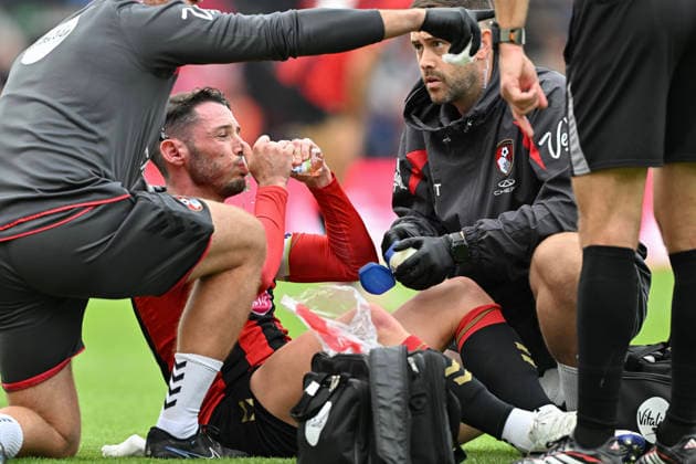 Bournemouth v Brentford Premier League Adam Smith of Bournemouth receives treatment during the Premier League match at the Vitality Stadium, Bournemouth 12 09 2026 UK Newspapers OUT Copyright: xJeremyxLandeyx FIL-23934-0030
