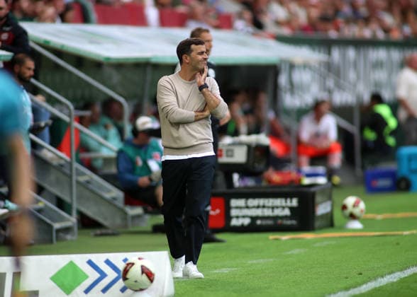 Fussball, Herren, Saison 2026 2027, FC Augsburg - Bayer 04 Leverkusen, Bundesliga, WWK Arena Carles Martinez, Trainer (Bayer 04 Leverkusen) skeptische an der Seitenlinie stehend DFL DFB regulations prohibit any use of photographs as image sequences and or quasi-video *** Soccer, Men s, 2026–2027 Season, FC Augsburg vs. Bayer 04 Leverkusen, Bundesliga, WWK Arena; Carles Martinez, Bayer 04 Leverkusen coach, standing skeptically on the sideline. DFL and DFB regulations prohibit any use of photographs as image sequences and or quasi-video.