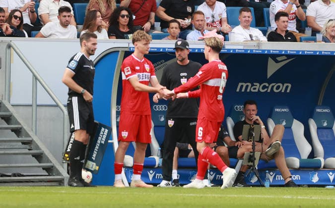 12.09.26 TSG 1899 Hoffenheim - VfB Stuttgart Deutschland, Sinsheim, 12.09.2026, Fussball, Bundesliga, Saison 2026 2027, TSG 1899 Hoffenheim - VfB Stuttgart: v. li. Yanik Spalt kommt für Angelo Stiller, Trainer Sebastian Hoeneß mitte. *** September 12, 2026 TSG 1899 Hoffenheim vs. VfB Stuttgart Germany, Sinsheim, September 12, 2026, Soccer, Bundesliga, 2026–2027 season, TSG 1899 Hoffenheim vs. VfB Stuttgart; from left: Yanik Spalt replaces Angelo Stiller; Coach Sebastian Hoeneß in the middle