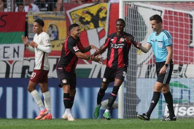 Leverkusens 6 Ezequiel FERNANDEZ und Torschuetze Leverkusens 35 Christian KOFANE und Schiedsrichter SIEBERT nach Tor zum 0:1. Fussball: Augsburg - Leverkusen. Fußball Bundesliga, FC Augsburg - Bayer leverkusen, 3.Spieltag, Saison 2026-2027, am 12.09.2026 in Augsburg, W W K A R E N A, Deutschland. Quelle Copyright Credit : Oryk HAIST *** Leverkusen s No. 6, Ezequiel FERNANDEZ, and Leverkusen s No. 35, Christian KOFANE, who scored the goal, along with referee SIEBERT, after the goal that made the score 0–1 in the Augsburg vs. Leverkusen soccer match in the Bundesliga, FC Augsburg vs. Bayer Leverkusen, Matchday 3, 2026–2027 season, on September 12, 2026, in Augsburg, W W K A R E N A, Germany. Source: Copyright Credit Oryk HAIST xFUSSBALL-AUGSBURG-LEVERKUSENx