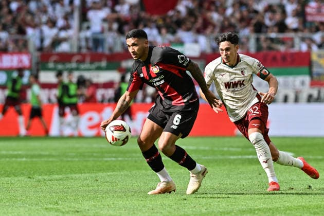 1. Fussball Bundesliga: FC Augsburg - Bayer 04 Leverkusen, 12.09.2026 AUGSBURG, GERMANY; 12. SEPTEMBER: im Duell Ezequiel FENANDEZ (Bayer Leverkusen 6) und Fabian RIEDER (FC Augsburg 32) während dem Match der Bundesliga zwischen dem FC Augsburg und Bayer 04 Leverkusen am 3. Spieltag in der WWK-Arena DFL REGULATIONS PROHIBIT ANY USE OF PHOTOGRAPHS AS IMAGE SEQUENCES AND OR QUASI-VIDEO *** 1 Bundesliga: FC Augsburg vs. Bayer 04 Leverkusen, September 12, 2026, AUGSBURG, GERMANY, September 12: A clash between Ezequiel FENANDEZ of Bayer Leverkusen (No. 6) and Fabian RIEDER of FC Augsburg (No. 32) during the Bundesliga match between FC Augsburg and Bayer 04 Leverkusen on Matchday 3 at the WWK Arena. DFL REGULATIONS PROHIBITANY USE OF PHOTOGRAPHS AS IMAGE SEQUENCES AND OR QUASI-VIDEO Copyright: xBEAUTIFULxSPORTS Goldbergx
