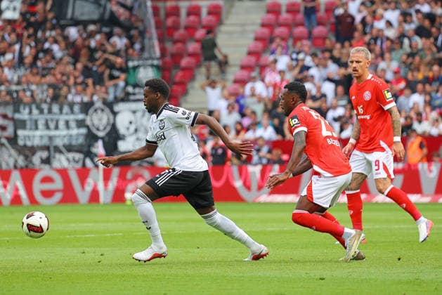 Mainz, Deutschland 12. September 2026: 1. BL - 2026 2027 - Sp. 3 - 1. FSV Mainz 05 gegen Eintracht Frankfurt Im Bild: v. li. im Zweikampf Noel Aseko (Frankfurt) gegen Sheraldo Becker (FSV). DFL regulations prohibit any use of photographs as image sequences and or quasi-video Mewa Arena Rheinland - Pfalz *** Mainz, Germany September 12, 2026 Bundesliga 2026–2027 Matchday 3: FSV Mainz 05 vs. Eintracht Frankfurt Pictured (from left) in a tackle: Noel Aseko (Frankfurt) vs. Sheraldo Becker (FSV). DFL regulations prohibit any use of photographs as image sequences and or quasi-video. Mewa Arena, Rhineland-Palatinate Copyright: xFotostandx xRacochax