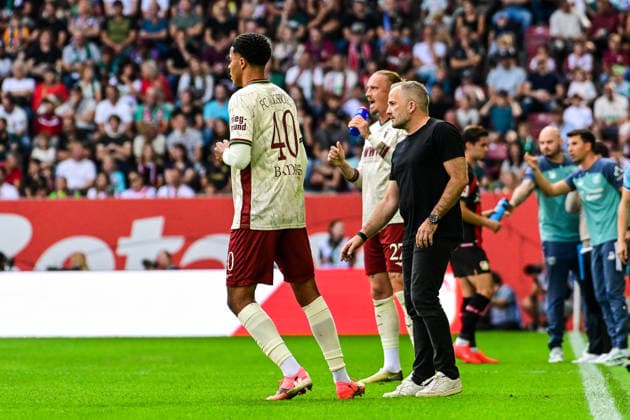 12.09.2026, GER, Fußball, Herren, 1. Bundesliga, FC Augsburg vs Bayer 04 Leverkusen Manuel Baum (FC Augsburg) gibt Anweisungen an Noahkai Banks (FC Augsburg, 40) Augsburg WWK-Arena Bayern Deutschland *** September 12, 2026, GER, Soccer, Men s, Bundesliga 1, FC Augsburg vs. Bayer 04 Leverkusen Manuel Baum of FC Augsburg gives instructions to Noahkai Banks FC Augsburg, 40, Augsburg WWK Arena, Bavaria, Germany Copyright: xNordphotox xHafnerx