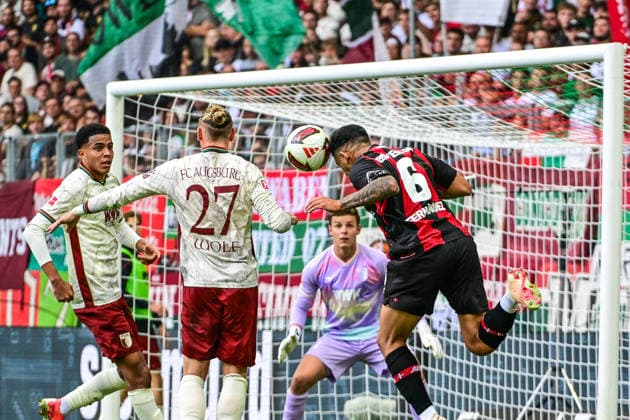 12.09.2026, GER, Fußball, Herren, 1. Bundesliga, FC Augsburg vs Bayer 04 Leverkusen Noahkai Banks (FC Augsburg, 40), Marius Wolf (FC Augsburg, 27), Torchance für Ezequiel Fernandez (Leverkusen, 6) Augsburg WWK-Arena Bayern Deutschland *** September 12, 2026, GER, Soccer, Men s, 1st Bundesliga, FC Augsburg vs. Bayer 04 Leverkusen Noahkai Banks (FC Augsburg), 40, Marius Wolf (FC Augsburg), 27, scoring chance for Ezequiel Fernandez (Leverkusen), 6, Augsburg, WWK Arena, Bavaria, Germany Copyright: xNordphotox xHafnerx