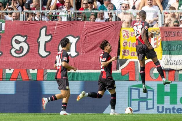 Torjubel, jubelt nach dem Treffer zum 0:1 von Christian Kofane (Bayer 04 Leverkusen) re., FC Augsburg vs. Bayer 04 Leverkusen, Fußball-Bundesliga, Fussball, 1. Bundesliga, 03. Spieltag, 12.09.2026 DFB regulations prohibit any use of photographs as image sequences and or quasi-video *** Goal celebration; cheering after Christian Kofane s goal to make it 0–1 for Bayer 04 Leverkusen, FC Augsburg vs. Bayer 04 Leverkusen, Bundesliga, Soccer, Bundesliga 1, Matchday 3, September 12, 2026. DFB regulations prohibit any use of photographs as image sequences and or quasi-video content. Copyright: xkolbert-press PeterxFastlx