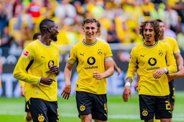 1. Bundesliga, 3. Spieltag, Borussia Dortmund vs. SC Paderborn 07 am 12.09.2026 VAR beim Tor zum 2:0 durch Serhou Guirassy mit Fabio Silva Nico Schlotterbeck *** Bundesliga 1, Matchday 3, Borussia Dortmund vs. SC Paderborn 07 on September 12, 2026; VAR review of Serhou Guirassy s 2-0 goal involving Fabio Silva and Nico Schlotterbeck Copyright: xBahhoxKarax