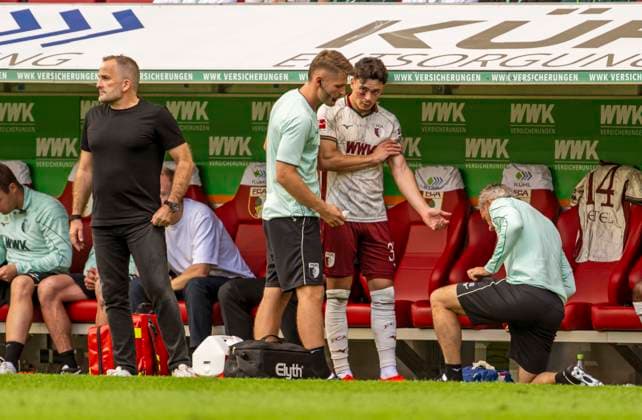 12.09.2026, Fussball Bundesliga 2026 2027, 3.Spieltag, FC Augsburg - Bayer Leverkusen, in der WWK-Arena Augsburg, Fabian Rieder (re, FC Augsburg) muss an einer blutenden Gesichtswunde behandelt werden li: Trainer Manuel Baum (FC Augsburg) ***DFL and DFB regulations prohibit any use of photographs as image sequences and or quasi-video.*** *** September 12, 2026, 2026–2027 Bundesliga, Matchday 3, FC Augsburg vs. Bayer Leverkusen, at the WWK Arena in Augsburg, Fabian Rieder (right), FC Augsburg player requires treatment for a bleeding facial wound (left), Coach Manuel Baum, FC Augsburg ***DFL and DFB regulations prohibit any use of photographs as image sequences and or quasi-video***