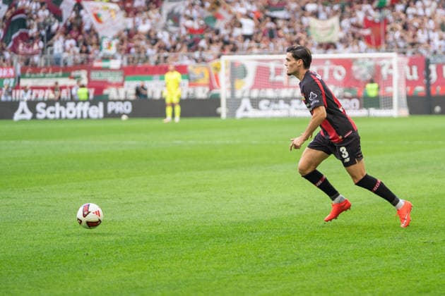 Miguel Gutierrez (3 Leverkusen) in Aktion beim Bundesligaspiel FC Augsburg - Bayer 04 Leverkusen am 12.09.2026. Augsburg WWK Arena Bayern Deutschland *** Miguel Gutierrez 3 of Leverkusen in action during the Bundesliga match between FC Augsburg and Bayer 04 Leverkusen on September 12, 2026, at the WWK Arena in Augsburg, Bavaria, Germany