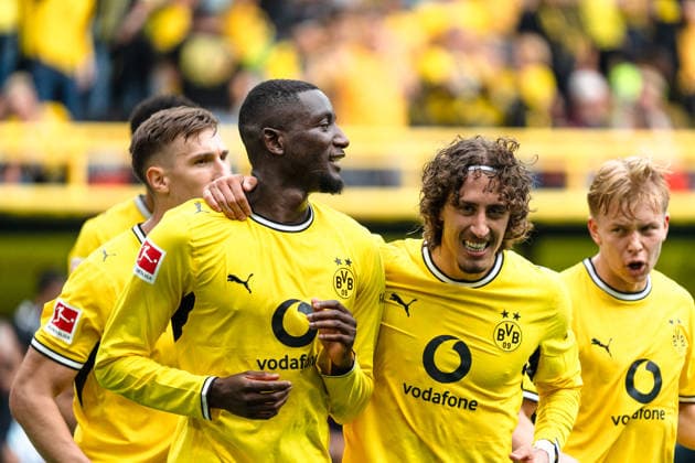 Deutschland: Bundesliga 2026 2027 3. Spieltag, Borussia Dortmund vs. SC Paderborn 07 , Samstag, 12.09.2026 Signal Iduna Park, Nordrhein-Westfalen Jubel Freude Emotionen Torjubel über Tor welches im Nachhinein von Harm Osmers (Schiedsrichter) zurück genommen wurde Fabio Silva (Borussia Dortmund, 21) Daniel Svensson (Borussia Dortmund, 24) Abseitstor *** Germany Bundesliga 2026–2027, Matchday 3: Borussia Dortmund vs. SC Paderborn 07, Saturday, September 12, 2026, Signal Iduna Park, North Rhine-Westphalia; Cheers, joy, excitement, goal celebration following a goal that was later disallowed by referee Harm Osmers; Fabio Silva (Borussia Dortmund, 21), Daniel Svensson (Borussia Dortmund, 24); offside goal Copyright: xCelinaxLeiersx