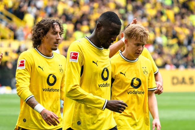 Deutschland: Bundesliga 2026 2027 3. Spieltag, Borussia Dortmund vs. SC Paderborn 07 , Samstag, 12.09.2026 Signal Iduna Park, Nordrhein-Westfalen Emotionen über Tor welches im Nachhinein von Harm Osmers (Schiedsrichter) zurück genommen wurde Fabio Silva (Borussia Dortmund, 21) Daniel Svensson (Borussia Dortmund, 24) Abseitstor *** Germany Bundesliga 2026–2027, Matchday 3, Borussia Dortmund vs. SC Paderborn 07, Saturday, September 12, 2026, Signal Iduna Park, North Rhine-Westphalia. Emotions ran high over a goal that was later disallowed by referee Harm Osmers. Fabio Silva (Borussia Dortmund, 21), Daniel Svensson (Borussia Dortmund, 24). Offside goal. Copyright: xCelinaxLeiersx