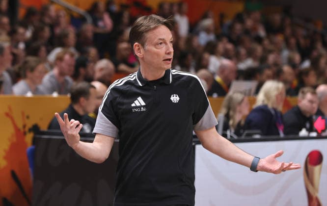 Bundestrainer Olaf Lange zeigend, gestikulierend Aktion Oberkörper Basketball FIBA World Cup Weltmeisterschaft Frauen WM Halbfinale Saison 2026 2027 12.09.2026 Frankreich FRA vs DBB Deutschland GER