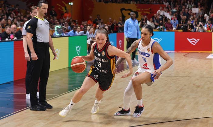 Britta Daub am Ball, Gabby Williams Zweikampf Spielszene Aktion Basketball FIBA World Cup Weltmeisterschaft Frauen WM Halbfinale Saison 2026 2027 12.09.2026 Frankreich FRA vs DBB Deutschland GER
