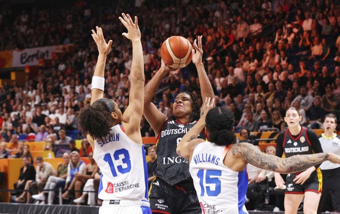 Janelle Salaun,Nyara Sabally am Ball, Gabby Williams Zweikampf Spielszene Aktion Basketball FIBA World Cup Weltmeisterschaft Frauen WM Halbfinale Saison 2026 2027 12.09.2026 Frankreich FRA vs DBB Deutschland GER