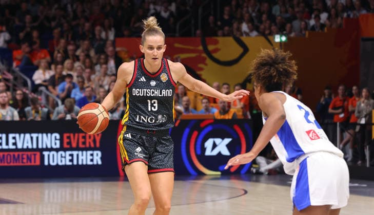 Leonie Fiebich am Ball, Marieme Badiane Zweikampf Spielszene Aktion Basketball FIBA World Cup Weltmeisterschaft Frauen WM Halbfinale Saison 2026 2027 12.09.2026 Frankreich FRA vs DBB Deutschland GER