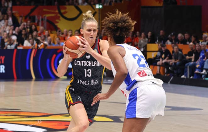 Leonie Fiebich am Ball, Marieme Badiane Zweikampf Spielszene Aktion Basketball FIBA World Cup Weltmeisterschaft Frauen WM Halbfinale Saison 2026 2027 12.09.2026 Frankreich FRA vs DBB Deutschland GER