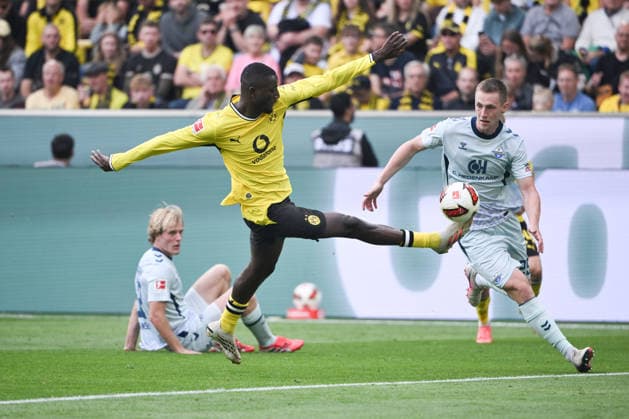 Serhou Guirassy (Borussia Dortmund), li., gegen Tjark Scheller (SC Paderborn) 12.09.2026, Fussball 1. Bundesliga, Saison 2026 2027, 3. Spieltag, Borussia Dortmund - SC Paderborn 07 DFL regulations prohibit any use of photographs as image sequences and or quasi-video Dortmund Signal Iduna Park Nordrhein Westfalen Deutschland *** Serhou Guirassy, Borussia Dortmund (left), against Tjark Scheller, SC Paderborn, September 12, 2026, Soccer, Bundesliga 1, 2026–2027 season, Matchday 3, Borussia Dortmund vs. SC Paderborn 07. DFL regulations prohibit any use of photographs as image sequences and or quasi-video. Dortmund, Signal Iduna Park, North Rhine-Westphalia, Germany Team2