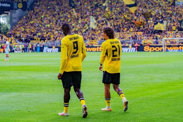 1. Bundesliga, 3. Spieltag, Borussia Dortmund vs. SC Paderborn 07 am 12.09.2026 VAR beim Tor zum 2:0 durch Serhou Guirassy mit Fabio Silva *** Bundesliga 1, Matchday 3, Borussia Dortmund vs. SC Paderborn 07 on September 12, 2026: VAR review of Serhou Guirassy s goal to make it 2-0, assisted by Fabio Silva Copyright: xBahhoxKarax