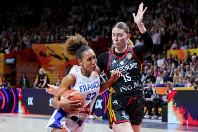 Marieme Badiane (France) und Luisa Geiselsoder (Germany) battle for the ball during the FIBA Women s Basketball World Cup Germany 2026 semifinals match between France and Germany at Berlin Arena on September 12, 2026 in Berlin, Germany. (Photo by Marco Steinbrenner DeFodi Images) -