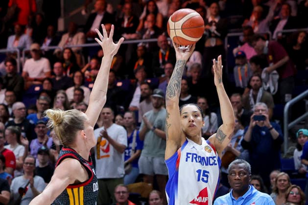 Leonie Fiebich (Germany) und Gabby Williams (France) battle for the ball during the FIBA Women s Basketball World Cup Germany 2026 semifinals match between France and Germany at Berlin Arena on September 12, 2026 in Berlin, Germany. (Photo by Marco Steinbrenner DeFodi Images) -