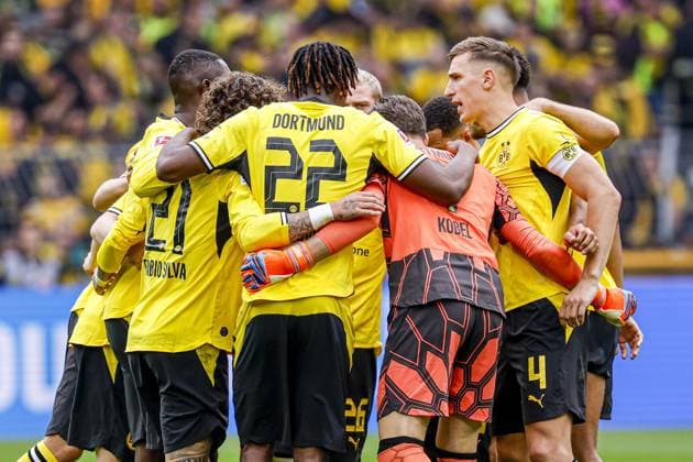 DORTMUND - Nico Schlotterbeck of Borussia Dortmund forms a circle with his teammates during the Bundesliga match between Borussia Dortmund and SC Paderborn 07 at Signal Iduna Park on September 12, 2026, in Dortmund, Germany. MARCEL TER BALS ANP Bundesliga 2026 27 xVIxANPxSportx xMarcelxterxBalsxIVx 568301441 originalFilename: 568301441.jpg