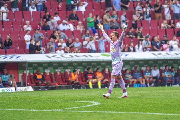 Finn Dahmen (1 Augsburg) jubelt über das Tor zum 1-1 beim Bundesligaspiel FC Augsburg - Bayer 04 Leverkusen am 12.09.2026. Augsburg WWK Arena Bayern Deutschland *** Finn Dahmen (No. 1, Augsburg) celebrates the goal that tied the score at 1–1 during the Bundesliga match between FC Augsburg and Bayer 04 Leverkusen on September 12, 2026, at the WWK Arena in Augsburg, Bavaria, Germany