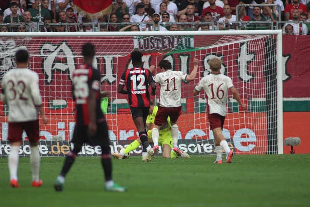 Fussball, Herren, Saison 2026 2027, FC Augsburg - Bayer 04 Leverkusen, Bundesliga, WWK Arena 1:1 durch Michael Gregoritsch (FC Augsburg) Tor, Ausgleich, hier gegen Keeper Mark Flekken (Bayer 04 Leverkusen) DFL DFB regulations prohibit any use of photographs as image sequences and or quasi-video *** Soccer, Men s, 2026–2027 Season, FC Augsburg vs. Bayer 04 Leverkusen, Bundesliga, WWK Arena: 1–1 goal by Michael Gregoritsch (FC Augsburg), tying goal, here against goalkeeper Mark Flekken (Bayer 04 Leverkusen). DFL and DFB regulations prohibit any use of photographs as image sequences and or quasi-video.