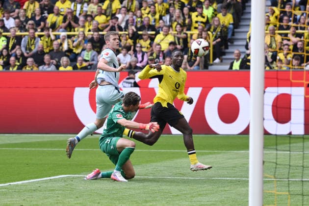 Der Treffer von Serhou Guirassy (Borussia Dortmund), re., zum vermeintlichen 2:0 wird nicht anerkannt 12.09.2026, Fussball 1. Bundesliga, Saison 2026 2027, 3. Spieltag, Borussia Dortmund - SC Paderborn 07 DFL regulations prohibit any use of photographs as image sequences and or quasi-video Dortmund Signal Iduna Park Nordrhein Westfalen Deutschland *** Serhou Guirassy s goal for Borussia Dortmund (right), which would have made the score 2–0, is disallowed on September 12, 2026, Soccer, Bundesliga 1, 2026–2027 season, Matchday 3, Borussia Dortmund vs. SC Paderborn 07. DFL regulations prohibit any use of photographs as image sequences and or quasi-video. Dortmund, Signal Iduna Park, North Rhine-Westphalia, Germany Team2