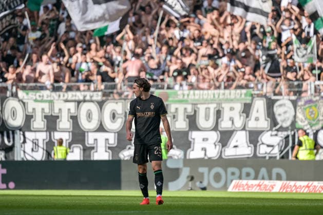 Joe Scally (Borussia Moenchengladbach, 29) beobachtet das Spiel GER, SC Freiburg vs Bor. Moenchengladbach, Fussball, Bundesliga, 3. Spieltag, Saison 2026 2027, 12.09.2026 DFL DFB REGULATIONS PROHIBIT ANY USE OF PHOTOGRAPHS AS IMAGE SEQUENCES AND OR QUASI-VIDEO GER, SC Freiburg vs Bor. Moenchengladbach, Fussball, Bundesliga, 3. Spieltag, Saison 2026 2027, 12.09.2026 Freiburg *** Joe Scally, Borussia Mönchengladbach, 29, watches the game GER, SC Freiburg vs. Borussia Mönchengladbach, soccer, Bundesliga, Matchday 3, 2026–2027 season, September 12, 2026. DFL and DFB regulations prohibit any use of photographs as image sequences and or quasi-video. GER, SC Freiburg vs. Borussia Mönchengladbach, Soccer, Bundesliga, Matchday 3, 2026–2027 season, September 12, 2026, Freiburg Copyright: xEibner-Pressefotox EP_THS