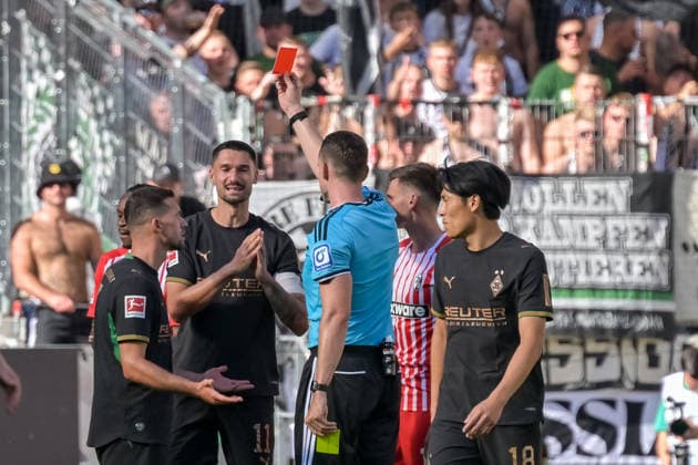 Richard Hempel (Schiedsrichter) zeigt Tim Kleindienst (Borussia Moenchengladbach, 11) die Gelb-Rote Karte. GER, SC Freiburg vs Bor. Moenchengladbach, Fussball, Bundesliga, 3. Spieltag, Saison 2026 2027, 12.09.2026 DFL DFB REGULATIONS PROHIBIT ANY USE OF PHOTOGRAPHS AS IMAGE SEQUENCES AND OR QUASI-VIDEO GER, SC Freiburg vs Bor. Moenchengladbach, Fussball, Bundesliga, 3. Spieltag, Saison 2026 2027, 12.09.2026 Freiburg *** Referee Richard Hempel shows Tim Kleindienst of Borussia Mönchengladbach (No. 11) a yellow-red card, SC Freiburg vs. Borussia Mönchengladbach, Soccer, Bundesliga, Matchday 3, 2026–2027 season, September 12, 2026 DFL and DFB regulations prohibit any use of photographs as image sequences and or quasi-video. GER, SC Freiburg vs. Borussia Mönchengladbach, Soccer, Bundesliga, Matchday 3, 2026–2027 Season, September 12, 2026, Freiburg Copyright: xEibner-Pressefotox EP_THS