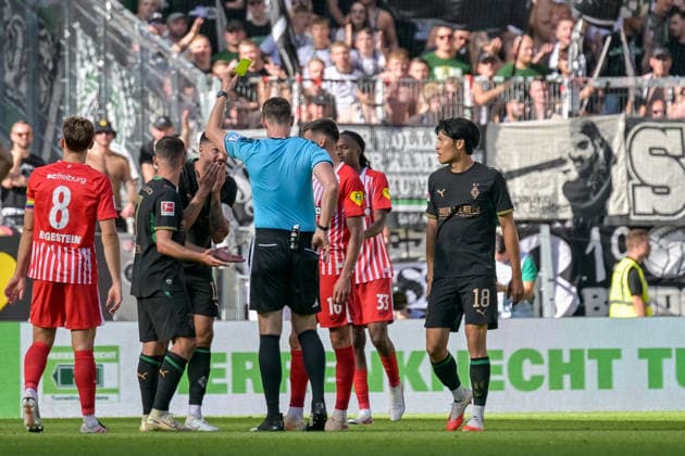Richard Hempel (Schiedsrichter) zeigt Tim Kleindienst (Borussia Moenchengladbach, 11) die Gelb-Rote Karte. GER, SC Freiburg vs Bor. Moenchengladbach, Fussball, Bundesliga, 3. Spieltag, Saison 2026 2027, 12.09.2026 DFL DFB REGULATIONS PROHIBIT ANY USE OF PHOTOGRAPHS AS IMAGE SEQUENCES AND OR QUASI-VIDEO GER, SC Freiburg vs Bor. Moenchengladbach, Fussball, Bundesliga, 3. Spieltag, Saison 2026 2027, 12.09.2026 Freiburg *** Referee Richard Hempel shows Tim Kleindienst of Borussia Mönchengladbach (No. 11) a yellow-red card, SC Freiburg vs. Borussia Mönchengladbach, Soccer, Bundesliga, Matchday 3, 2026–2027 season, September 12, 2026 DFL and DFB regulations prohibit any use of photographs as image sequences and or quasi-video GER, SC Freiburg vs. Borussia Mönchengladbach, Soccer, Bundesliga, Matchday 3, 2026–2027 Season, September 12, 2026, Freiburg Copyright: xEibner-Pressefotox EP_THS