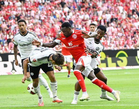 Fussball-Bundesliga - Saison 2026 2027 Mewa-Arena Mainz - 12.09.2026 1. FSV Mainz 05 (mz) - Eintracht Frankfurt (f) Sheraldo BECKER (1. FSV Mainz 05), mi, wird von Raphael ONYEDIKA (Eintracht Frankfurt) gefoult DFL REGULATIONS PROHIBIT ANY USE OF PHOTOGRAPHS AS IMAGE SEQUENCES AND OR QUASI VIDEO EDITORIAL USE ONLY NATIONAL AND INTERNATIONAL NEWS AGENCIES OUT Fussball-Bundesliga - 1. FSV Mainz 05 *** Soccer Bundesliga Season 2026–2027 Mewa Arena Mainz September 12, 2026 1 FSV Mainz 05 vs. Eintracht Frankfurt Sheraldo BECKER 1 FSV Mainz 05, Wed, is fouled by Raphael ONYEDIKA of Eintracht Frankfurt. DFL REGULATIONS PROHIBIT ANY USE OF PHOTOGRAPHS AS IMAGE SEQUENCES AND OR QUASI-VIDEO; EDITORIAL USE ONLY; NATIONAL AND INTERNATIONAL NEWS AGENCIES EXCLUDED. German Bundesliga: 1. FSV Mainz 05