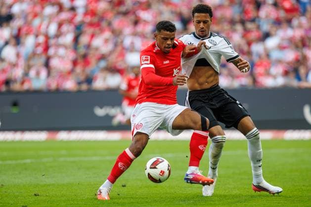 Ransford Koenigsdoerfer (FSV Mainz 05) im Zweikampf mit Jeremiaha Maluze (Eintracht Frankfurt), Aktion Action FSV Mainz 05 vs Eintracht Frankfurt, Fussball, Bundesliga, 03. Spieltag, Saison 2026 2027, 12.09.2026 FSV Mainz 05 vs Eintracht Frankfurt, Fussball, Bundesliga, 03. Spieltag, Saison 2026 2027, 12.09.2026 *** Ransford Koenigsdoerfer (FSV Mainz 05) in a tackle with Jeremiaha Maluze (Eintracht Frankfurt), Action: FSV Mainz 05 vs. Eintracht Frankfurt, Soccer, Bundesliga, Matchday 3, 2026–2027 Season, September 12, 2026, FSV Mainz 05 vs. Eintracht Frankfurt, Soccer, Bundesliga, Matchday 3, 2026–2027 Season, September 12, 2026 Copyright: xEibnerxPressefotox EP_ANS