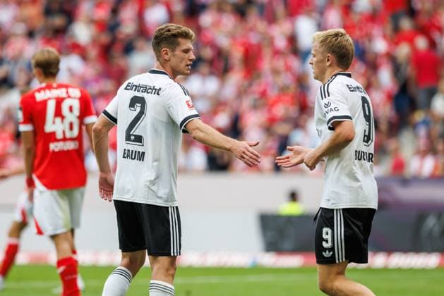 Elias Baum (Eintracht Frankfurt) gratuliert Jonathan Burkardt (Eintracht Frankfurt) zum 0:2, Torjubel, Jubel, Freude, Emotionen FSV Mainz 05 vs Eintracht Frankfurt, Fussball, Bundesliga, 03. Spieltag, Saison 2026 2027, 12.09.2026 FSV Mainz 05 vs Eintracht Frankfurt, Fussball, Bundesliga, 03. Spieltag, Saison 2026 2027, 12.09.2026 *** Elias Baum, Eintracht Frankfurt, congratulates Jonathan Burkardt, Eintracht Frankfurt, on the 0–2 win; goal celebration, cheering, joy, emotions; FSV Mainz 05 vs. Eintracht Frankfurt, soccer, Bundesliga, Matchday 3, 2026–2027 season, September 12, 2026, FSV Mainz 05 vs. Eintracht Frankfurt, soccer, Bundesliga, Matchday 3, 2026–2027 season, September 12, 2026 Copyright: xEibnerxPressefotox EP_ANS
