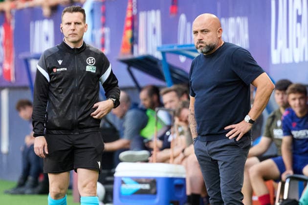 LaLiga EASports 2026 27 CA Osasuna v RCD Espanyol Sergio Escriche (Fourth Official) (L) and Manolo Gonzalez (Coach. ESP) (R) during the LaLiga EA Sports match between CA Osasuna and RCD Espanyol played at El Sadar in Pamplona. Credit: Inigo Alzugaray Agencia LOF Pamplona LaLiga EASports 2026 27 CA Osasuna v RCD Espanyol