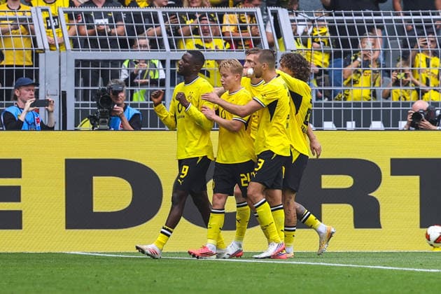 2026.09.12, xkwix, Fußball, Bundesliga, Borussia Dortmund - SC Paderborn 07, Signal Iduna Park, 3.Spieltag, Saison 2026 2027: Jubel der Mannschaft mit dem Torschuetzen Daniel Svensson (Borussia Dortmund 24) nach zurueckgenommenem Tor vom VAR DFB regulations prohibit any use of photographs as image sequences and or quasi-video. Photo: xKamilxWilkowskixPressefotoKochx Nordrhein-Westfalen Deutschland *** September 12, 2026, xkwix, Soccer, Bundesliga, Borussia Dortmund vs. SC Paderborn 07, Signal Iduna Park, Matchday 3, 2026–2027 season: The team celebrates with goal scorer Daniel Svensson (Borussia Dortmund 24) after a goal was disallowed by VAR. DFB regulations prohibit any use of photographs as image sequences and or quasi-video. Photo: xKamilxWilkowskixPressefotoKochx, North Rhine-Westphalia, Germany