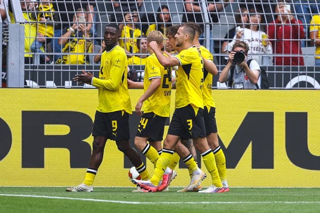 2026.09.12, xkwix, Fußball, Bundesliga, Borussia Dortmund - SC Paderborn 07, Signal Iduna Park, 3.Spieltag, Saison 2026 2027: Jubel der Mannschaft mit dem Torschuetzen Daniel Svensson (Borussia Dortmund 24) nach zurueckgenommenem Tor vom VAR DFB regulations prohibit any use of photographs as image sequences and or quasi-video. Photo: xKamilxWilkowskixPressefotoKochx Nordrhein-Westfalen Deutschland *** September 12, 2026, xkwix, Soccer, Bundesliga, Borussia Dortmund vs. SC Paderborn 07, Signal Iduna Park, Matchday 3, 2026–2027 season: The team celebrates with goal scorer Daniel Svensson (Borussia Dortmund 24) after a goal was disallowed by VAR. DFB regulations prohibit any use of photographs as image sequences and or quasi-video. Photo: xKamilxWilkowskixPressefotoKochx, North Rhine-Westphalia, Germany
