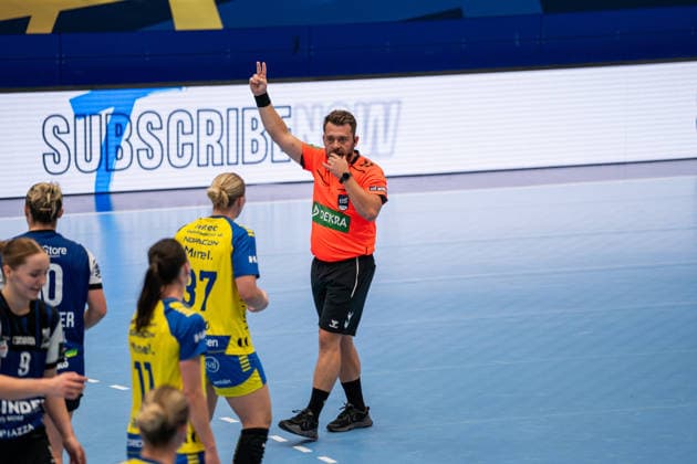 HSG Blomberg-Lippe (GER) vs. Storhamar Handball Elite (NOR), Handball, EHF Champions League Women, Gruppenphase, 12.9.2026, Saision 2026 2027, Lemgo Zoran Klus (Referee) zeigt eine 2-Minuten Strafe an Lemgo Phoenix Contact Arena Deutschland