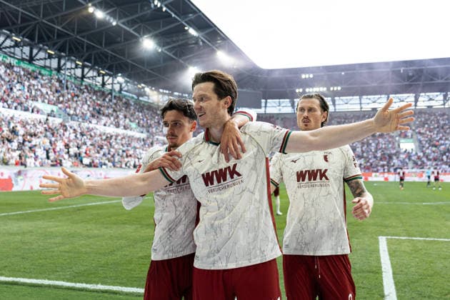 Deutschland: FC Augsburg vs Bayer 04 Leverkusen, 1. Bundesliga, Saison 2026 27, WWK Arena (Augsburg): Michael Gregoritsch, (FC Augsburg, 11) jubelt nach seinem Tor, Fabian Rieder, (FC Augsburg, 32), Calvin Brackelmann, (FC Augsburg, 2), Portraitfoto, Portrait, Einzelaufnahme, Porträt Augsburg WWK Arena Bayern Deutschland *** Germany: FC Augsburg vs. Bayer 04 Leverkusen, Bundesliga 1, 2026–27 Season, WWK Arena, Augsburg—Michael Gregoritsch (FC Augsburg, No. 11) celebrates after scoring a goal, Fabian Rieder, FC Augsburg, 32, Calvin Brackelmann, FC Augsburg, 2, portrait photo, portrait, individual shot, portrait, Augsburg, WWK Arena, Bavaria, Germany Copyright: xBenedictxChristx
