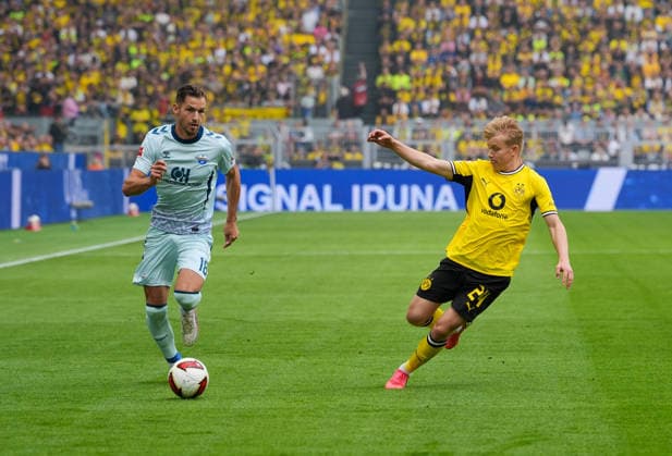 Marvin Pieringer (SC Paderborn 07, 18) gegen Daniel Jonathan Svensson (Borussia Dortmund, 24) GER, Borussia Dortmund vs SC Paderborn 07, 1. Bundesliga, 3. Spieltag, Saison 2026-27, Signal Iduna Park, Dortmund, 12.09.2026 DFL REGULATIONS PROHIBIT ANY USE OF PHOTOGRAPHS AS IMAGE SEQUENCES AND OR QUASI-VIDEO GER, Borussia Dortmund vs SC Paderborn 07, 1. Bundesliga, 3. Spieltag, Saison 2026-27, 12.09.2026 Dortmund *** Marvin Pieringer (SC Paderborn 07), 18, vs. Daniel Jonathan Svensson (Borussia Dortmund), 24, GER, Borussia Dortmund vs. SC Paderborn 07, 1. Bundesliga, Matchday 3, 2026–27 season, Signal Iduna Park, Dortmund, September 12, 2026. DFL regulations prohibit any use of photographs as image sequences and or quasi-video. GER, Borussia Dortmund vs. SC Paderborn 07, Bundesliga 1, Matchday 3, 2026–27 season, September 12, 2026, Dortmund Copyright: xEibner-Pressefoto ScottxColemanx EP_SCN