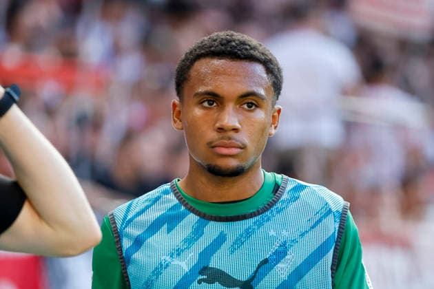 Mathieu Nguefack (Borussia Mönchengladbach, 34) beim Aufwärmen während des Spiels , Deutschland, Fussball, 1. Bundesliga, 3.Spieltag, 2026 2027, SC Freiburg vs. Borussia Mönchengladbach, 12.09.2026, Freiburg im Breisgau Europa-Park Stadion Deutschland *** Mathieu Nguefack of Borussia Mönchengladbach, age 34, warming up during the game, Germany, soccer, Bundesliga 1, Matchday 3, 2026–2027, SC Freiburg vs. Borussia Mönchengladbach, September 12, 2026, Freiburg im Breisgau, Europa-Park Stadium, Germany Copyright: xGrantxHubbsx
