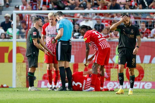 Philipp Lienhart (SC Freiburg, 03) verletzt am Boden , Deutschland, Fussball, 1. Bundesliga, 3.Spieltag, 2026 2027, SC Freiburg vs. Borussia Mönchengladbach, 12.09.2026, Freiburg im Breisgau Europa-Park Stadion Deutschland *** Philipp Lienhart, SC Freiburg, No. 3, injured on the ground, Germany, soccer, Bundesliga 1, Matchday 3, 2026–2027, SC Freiburg vs. Borussia Mönchengladbach, September 12, 2026, Freiburg im Breisgau, Europa-Park Stadium, Germany Copyright: xGrantxHubbsx