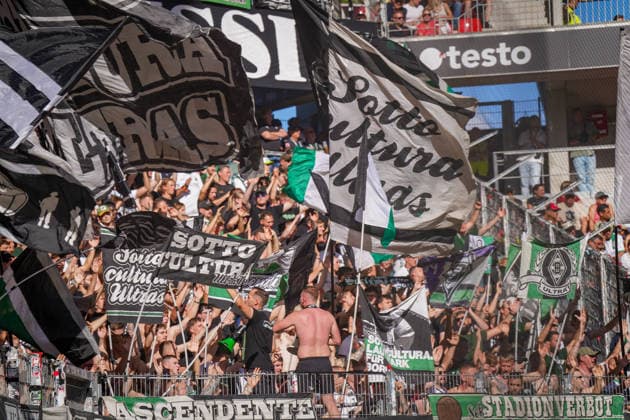 Deutschland: Fussball Bundesliga 2026 - 2027, 3. Spieltag - SC Freiburg vs Borussia Mönchengladbach - Europa-Park-Stadion (Freiburg): Fans und Ultras von Borussia Mönchengladbach im Gästeblock mit zahlreichen schwarz-weiß-grünen Fahnen und Bannern. Fankurve, Gästefans, Ultras, Zuschauer, Tribüne, Fahnenmeer, Fankultur, Stimmung, Support, Borussia Mönchengladbach, Gladbach, Auswärtsfans, Fußball, Stadion, Testo Werbung. *** Germany Soccer Bundesliga 2026–2027, Matchday 3: SC Freiburg vs. Borussia Mönchengladbach at Europa-Park Stadium in Freiburg. Borussia Mönchengladbach fans and ultras in the visitors’ section with numerous black, white, and green flags and banners. Fan section, visiting fans, ultras, spectators, stands, sea of flags, fan culture, atmosphere, support, Borussia Mönchengladbach, Gladbach, away fans, soccer, stadium, Testo advertisement Copyright: xJOERANxSTEINSIEKx