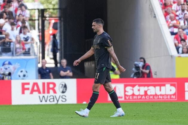 Tim Kleindienst (Borussia Mönchengladbach, 11) bekommt die Gelb-Rote Karte , Deutschland, Fussball, 1. Bundesliga, 3.Spieltag, 2026 2027, SC Freiburg vs. Borussia Mönchengladbach, 12.09.2026, Europa-Park Stadion, Freiburg Freiburg Europa-Park Stadion Baden-Württemberg Deutschland *** Tim Kleindienst of Borussia Mönchengladbach, No. 11, receives a yellow-red card, Germany, Soccer, Bundesliga 1, Matchday 3, 2026–2027, SC Freiburg vs. Borussia Mönchengladbach, September 12, 2026, Europa-Park Stadium, Freiburg, Freiburg, Europa-Park Stadium, Baden-Württemberg, Germany Copyright: xArnexAmbergx
