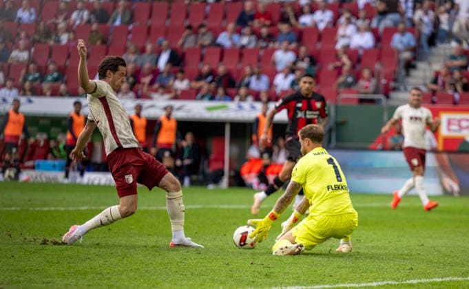 12.09.2026, Fussball Bundesliga 2026 2027, 3.Spieltag, FC Augsburg - Bayer Leverkusen, in der WWK-Arena Augsburg, Torschuss zum 1:1 von Michael Gregoritsch (FC Augsburg) gegen Torwart Mark Flekken (Leverkusen) der den Ball durchrutschen lässt. ***DFL and DFB regulations prohibit any use of photographs as image sequences and or quasi-video.*** *** September 12, 2026, 2026–2027 Bundesliga Season, Matchday 3, FC Augsburg vs. Bayer Leverkusen, at the WWK Arena in Augsburg, Michael Gregoritsch of FC Augsburg takes a shot that ties the game at 1–1 against Leverkusen goalkeeper Mark Flekken, who lets the ball slip through his hands ***DFL and DFB regulations prohibit any use of photographs as image sequences and or quasi-video***