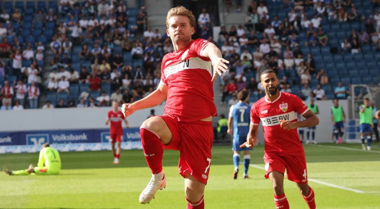 Sinsheim , Fußball Bundesliga TSG 1899 Hoffenheim vs. VfB Stuttgart , ubel Maximilian Mittelstädt ( VfB ) nach seinem Tor zum 1 : 1 *** Sinsheim, Bundesliga Soccer: TSG 1899 Hoffenheim vs. VfB Stuttgart; Maximilian Mittelstädt of VfB celebrates after scoring the 1-1 goal