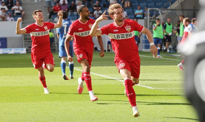 Sinsheim , Fußball Bundesliga TSG 1899 Hoffenheim vs. VfB Stuttgart , ubel Maximilian Mittelstädt ( VfB ) nach seinem Tor zum 1 : 1 *** Sinsheim, Bundesliga Soccer: TSG 1899 Hoffenheim vs. VfB Stuttgart; Maximilian Mittelstädt of VfB celebrates after scoring the 1-1 goal